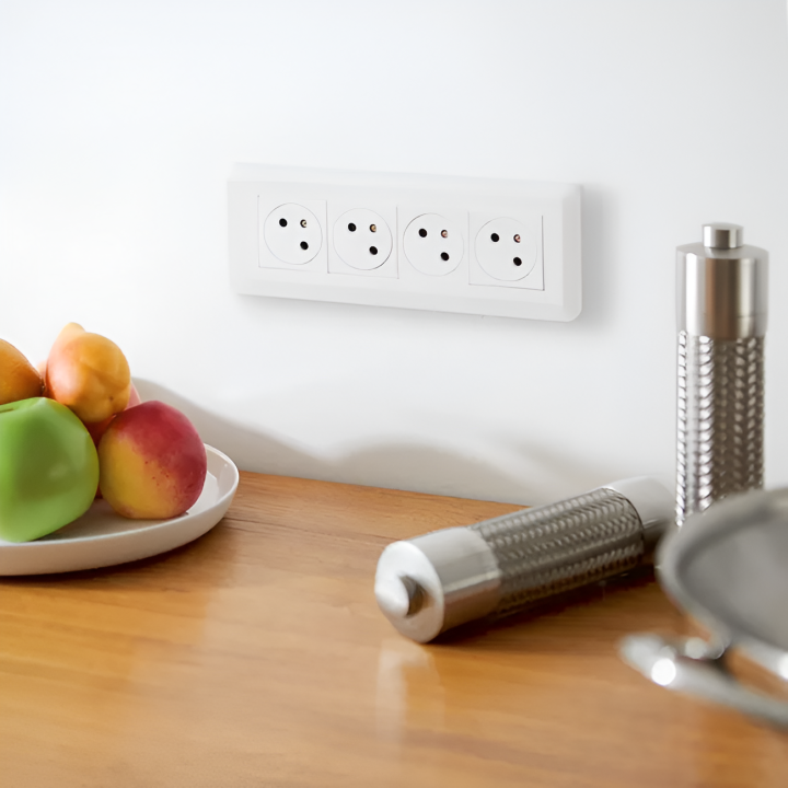 Legrand - Mosaic - LOT - Quadruple prise avec plaque blanche et support